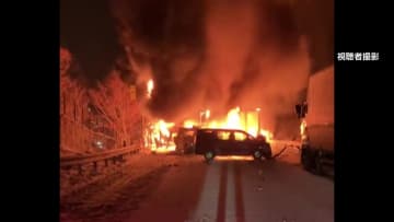 黒く焼け焦げた車は原形とどめず…関越道50台以上絡む事故で車20台が炎上し女性1人死亡26人ケガ　現在も一部区間で通行止め解除の見通し立たず