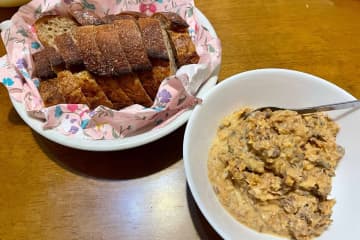 マルハニチロ公式「さばみそ缶」の食べ方が天才的　材料3つでパンが無限に食べられる