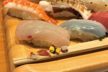 米１粒にネタを乗せる〝超ミニすし〟　福岡・門司港の名物大将が魅せる指先の魔術がすごすぎ！