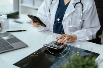 今年は医療費「8万円」なのですが、社員からパートになり年収が「150万円」程度に…年収が大きく下がると医療費控除は受けられませんか？