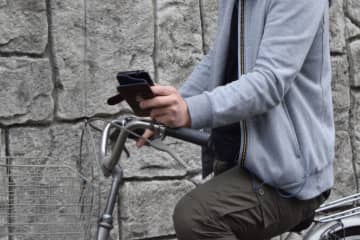 令和8年4月1日に始まる自転車の「青切符」。「ながらスマホ」は“反則金1万2000円”！ 「免停」になる恐れもあるって本当!?