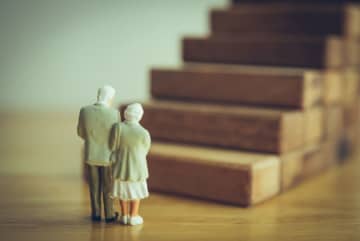 「夫婦で年金400万円」でも生活レベルを下げないと「老後破綻」に！年金に頼らない「第3の収入源」の確保は必須⁉