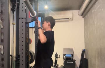 懸垂を毎日続けるとどうなる？「1日5回」でも体は変わる［トレーナー解説］