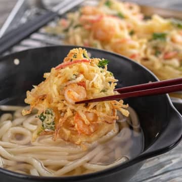 【天ぷら粉、水で溶かないで】野菜の水分だけで揚げるのが正解！？年越しそばと一緒に食べたいちょっと変わったかき揚げレシピ3選