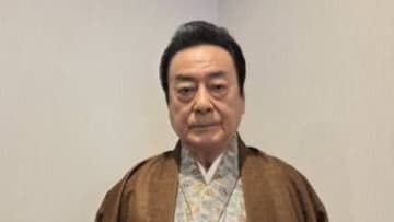 高橋英樹 大島紬の着物をリメイク！落ち着いた色合いの作務衣姿でのんびりとリラックスする様子に反響「素敵ですね」「お似合いです」