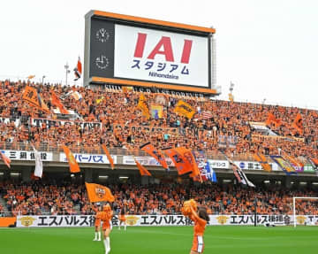 エスパ本拠地「メインスタンドが生まれ変わります」。オレンジの座席が増え、座面の立体感が増し座り心地UP。背もたれ・腰当つきに！