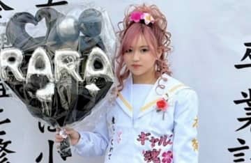 「2男3女の大家族」12歳ギャル長女、小学校の卒業式で着た“10万円の刺繍入りセーラ服”を披露