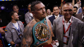 井上尚弥の上に君臨するPFP1位＆ヘビー級3団体統一王者ウシクが井上のイラストの前で自撮り？　SNSに「ARIGATO」の言葉添えて投稿　27日リングサイドで生観戦か