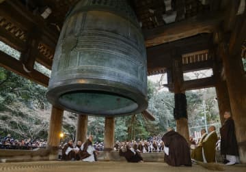 27日なのに除夜の鐘「ゴーン」　京都・知恩院で試し突き