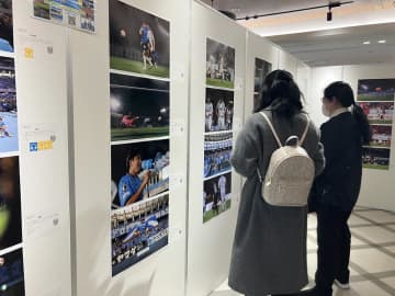 川崎フロンターレの激闘回顧、企画展始まる　写真や「お宝グッズ」の紹介も