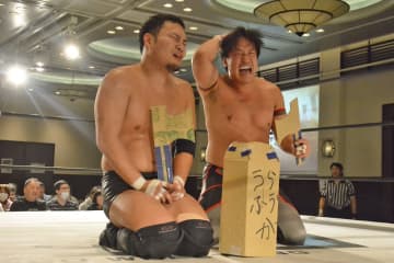 【ゼロワン】〝最弱タッグ〟は宮本裕向＆阿部史典組　段ボール製の水晶と斧を贈呈「嬉しいわけねえだろ！」