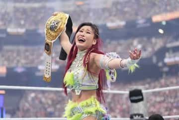 「ハッピーホリデー！」人気日本人女子レスラー、快進撃の1年を締めくくる“ゴージャス自撮りショット”に応援の声殺到