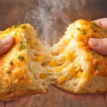 【ホットケーキミックスを混ぜて焼くだけ】発酵なしで簡単！朝ごはんやおやつに最高のパンレシピ