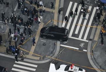 大阪・御堂筋で事故3人軽傷　歩道にワゴン車乗り上げ女児搬送