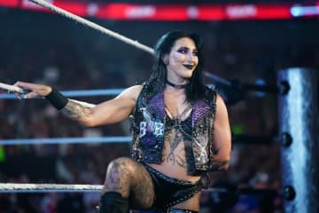 日本でも人気の長身美女レスラー、とてつもなく怖い“ホラーサンタ”姿でクリスマスをお祝い…ファンびっくり「再現度高い」