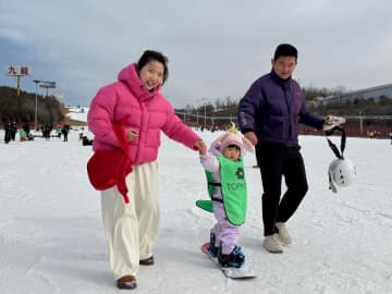にぎわうスキー場　中国山西省の「氷雪経済」が熱い