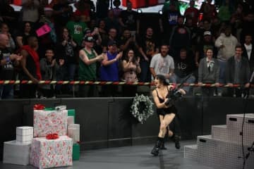 「バイオハザードかよ」“闇堕ち”美女レスラー、クリスマスにご乱心…チェーンソーぶん回し大暴れの一部始終