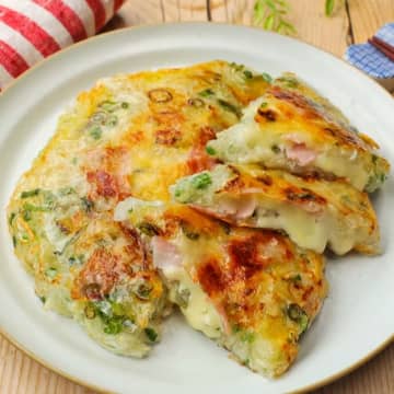 【これ作るためだけに大根買ってきた】すりおろさないから簡単！挟んで焼くだけの大根もちレシピ