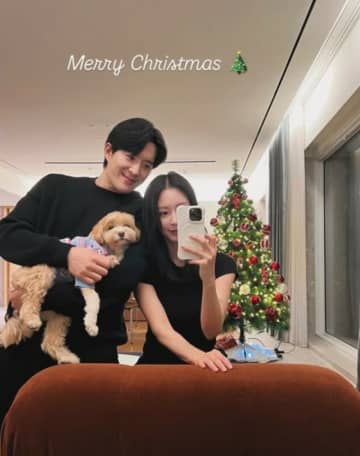 ハン・イェスル、“10歳年下夫”とクリスマスパーティー…立派なリビングで愛犬と3ショット