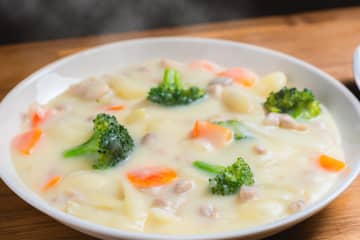 コウケンテツ とろ旨！『鶏と白菜のクリーム煮』の作り方を解説 寒い夜にぴったり、ご飯が進む最強おかずが話題に「私は牛乳ではなく豆乳で作りましたが、すごく美味しかったです」「白菜が安くなってますし、鶏肉好きなので、これ食べて温まりたいです」