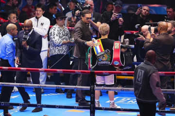 井上尚弥、PFP1位ウシクと“夢の交流”実現　勝利後IDカードにサイン「思った以上にデカかった」