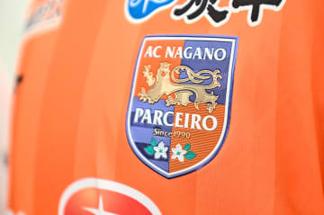 ｢紺色の獅子！｣｢夜は必ず明ける｣J3長野が伝統のオレンジ脱却→初採用ネイビーの新ユニフォームで再起を誓う！｢デザインそのままにネイビーに！｣｢強いパルセイロへ｣