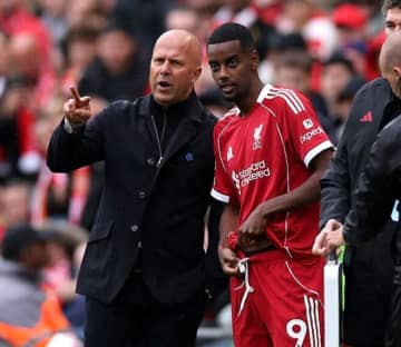 「獲得を検討」250億円FWが骨折の王者リバプール、代役に日本人FWを緊急補強か！「退団の可能性がある」と現地報道