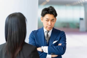 「正社員にしてあげる！」契約社員の女性を口説きまくっていたパワハラ上司 退職した元部下の自宅に電話してきて……