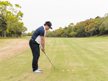 アイアン上達テクを伝授！手首の打ち方を身につけるには連続打ちが有効！