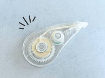 【セリア】ただの“修正テープ”と何が違う！？家中の穴を消し去る優秀アイテムでした♪