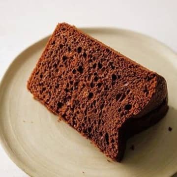 〈オイルなし〉ふわふわ「チョコレートシフォンケーキ」の作り方。濃厚なチョコレートの味と香りを楽しめますよ♪
