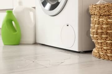 洗濯機の排水トラブルで水漏れ。下の階にも被害が出ている場合、費用はすべて自己負担ですか？どんな保険でカバーできる？