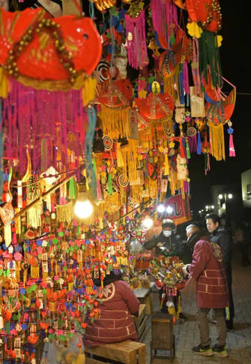 縁起物　色とりどり　北茨城で「暮れ市」