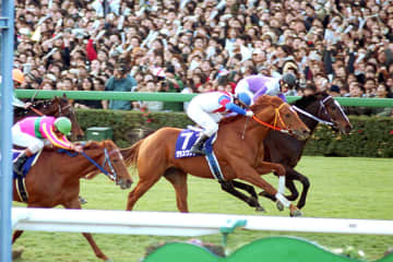 怪物グラスワンダー スペシャルウィークとの壮絶な叩き合いを4センチ差で制す【思い出に残る有馬記念】