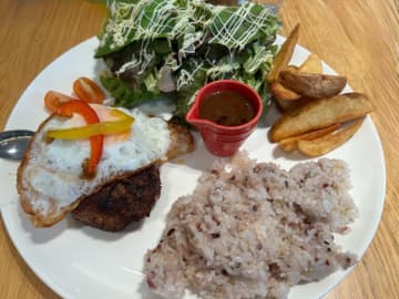 町のパン店、ビルの秘密とは⁈【Blue Tree Cafe（ブルーツリーカフェ）】金沢八景駅