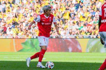 日本代表に希望！ 伊東純也、2カ月ぶり復帰戦でいきなり“衝撃ゴラッソ”！ 左サイドを切り裂いたイナズマドリブルに「左シャドーの伊東爆誕か？」