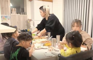 5児を育てる31歳ギャルママ、コストコ食材を使った晩ごはんを公開「タッパーで作る茶碗蒸し」「1キロの唐揚げ」