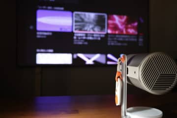 “テレビ超えの臨場感”をプロジェクターで手に入れよう　『Aladdin Poca Laser』で推しのライブを見る
