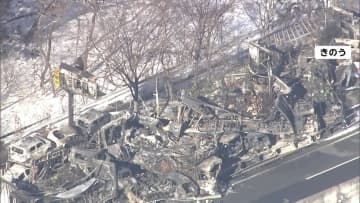 関越道67台絡む多重事故、午後1時めどに通行止め全面解除へ　凍結でスリップしたトラックに後続車が追突し20台炎上、2人死亡