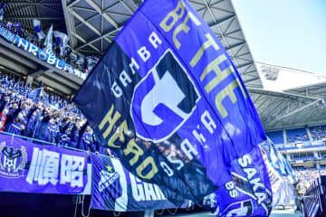 ｢(注)手前の変顔がプロサッカー選手｣G大阪DFとお笑いトリオ芸人が“立場逆転”ツーショット！｢芸人さんみたいなサッカー選手とサッカー選手みたいな芸人さん（笑）｣