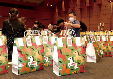 初売りへ準備進む　熊谷の八木橋百貨店　新春恒例の福袋に商品詰め込み　初売りは1月2日から