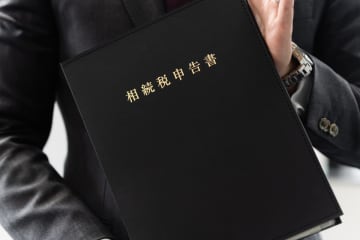 祖母が亡くなって7年後、父も亡くなりました。父から相続した私の「相続税」が少し安くなると聞いたのですが、本当ですか？