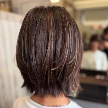 白髪をオシャレに“魅せる”！？【50代】こそ似合う♡「ハイライトヘア」