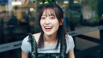 櫻坂46・松田里奈 1st写真集の裏表紙4種を一挙解禁！儚げな夕日のエモいショットで“ありのままの姿” 「まつりの時間」