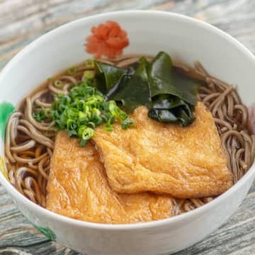 【スーパーの安い油揚げが化ける】「これどこの店？」じゅわ〜っと甘い！家で作れる「最強のきつねそば」の作り方