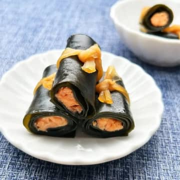【昆布にサーモンのせてくるくる巻くだけ！】「作ったら家族が取り合いで大騒ぎ」「おせちで昆布巻きが真っ先になくなる衝撃のうまさ」