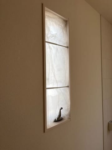 【100均で完成】窓からの冷気をシャット！簡単二重窓で冬も暖かく