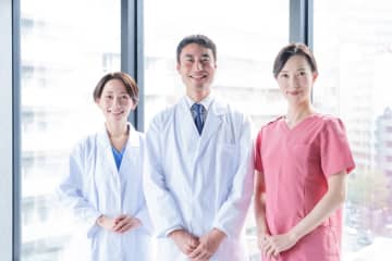 婚活で出会った相手に「医療系で働いている」とだけ言われたけど…医師や看護師など、職種で年収の平均はどれくらい変わる？