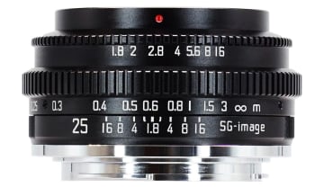 実売1万円を切った！ 軽くて小さな開放F1.8の単焦点レンズ全6マウントが新発売「SG-image 25mm F1.8」
