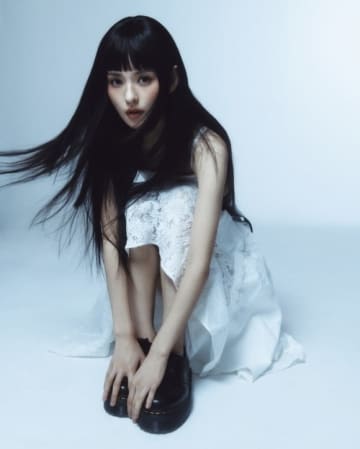 キム・ユネ、眼差しだけで魅了！清純からシックまで自在に操る多彩な魅力
